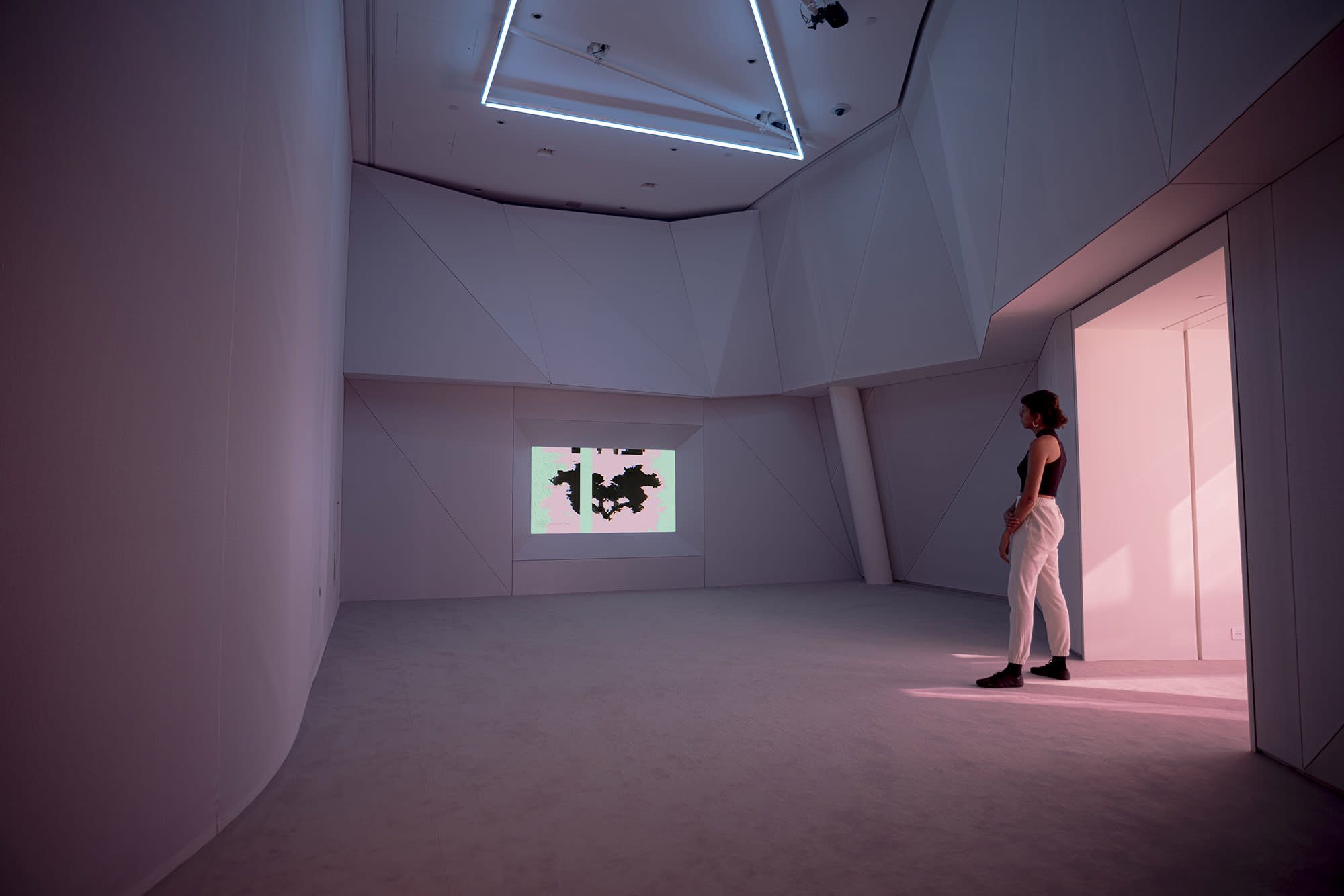 A visitor in a modern, minimalist gallery space at Musée Granet.